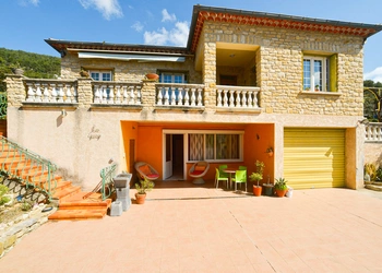 Villa de 202 m² + 1 T3 + 1 studio + piscine + garage à Beaumes-de-Venise